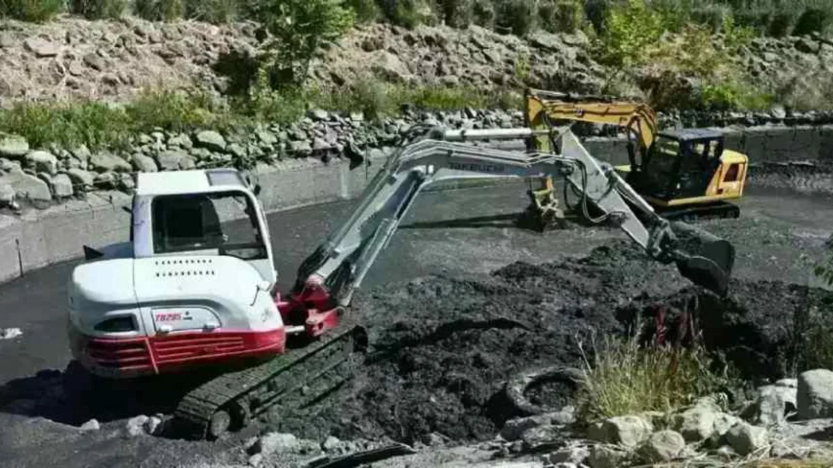 Manisa'da Safran Deresi temizleniyor