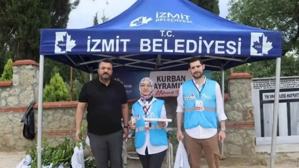 İzmit Belediyesinden mezarlık ziyaretinde bulunan vatandaşlara defne fidesi