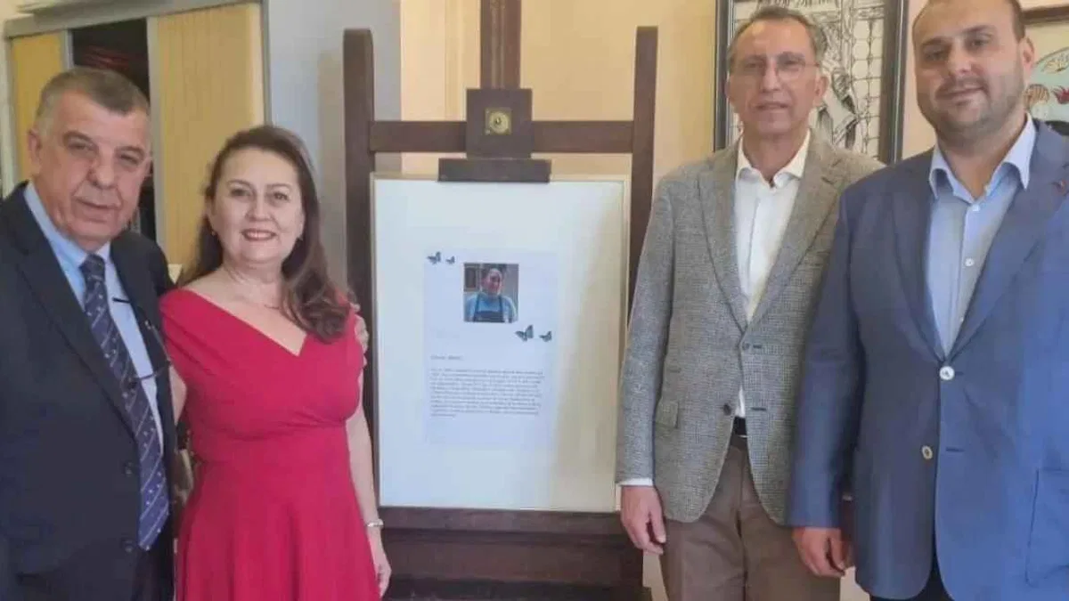 “Mavi Kelebek” mozaik sergisi Paris’te sanatseverlerle buluştu