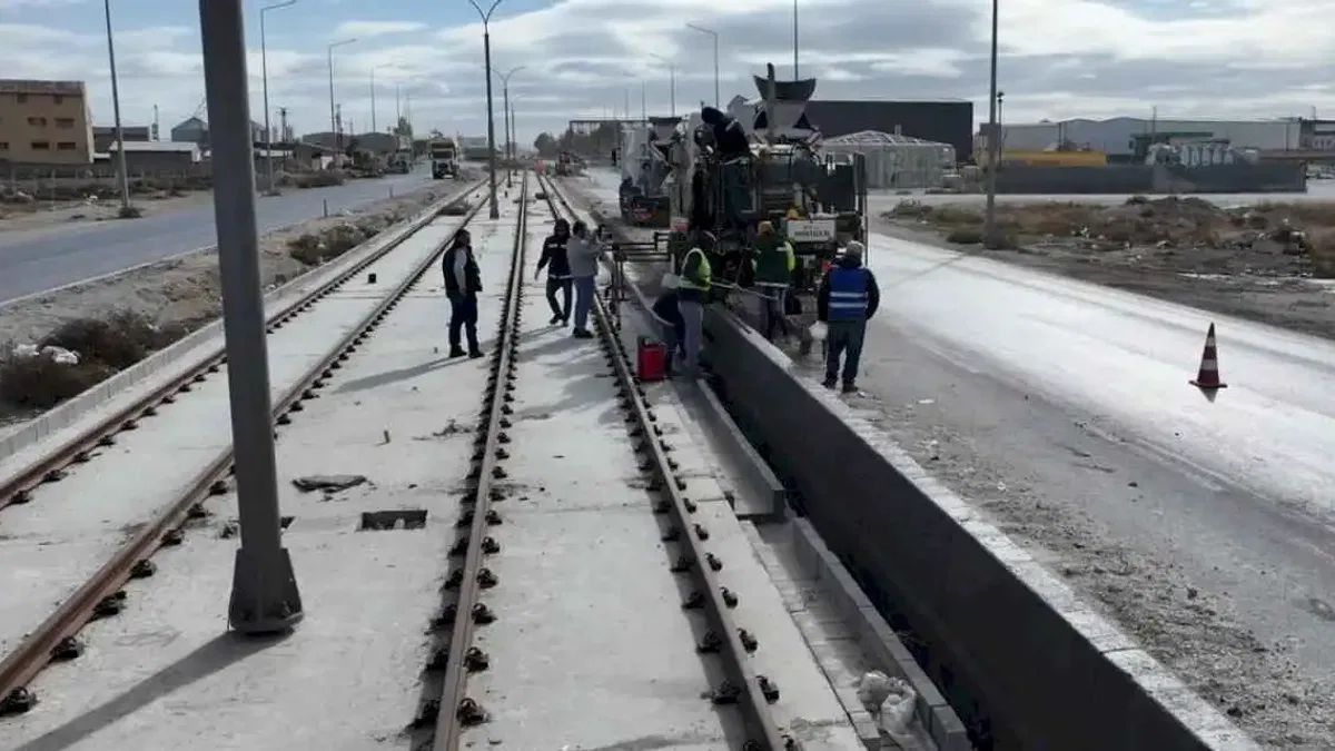 Konya tramvay hattı inşaatında trafiğini aksatmadan titiz çalışma