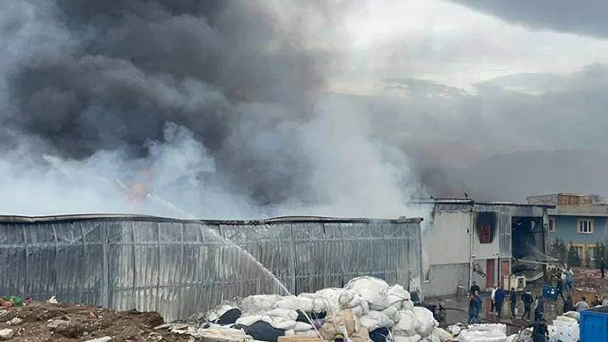 Bursa'da geri dönüşüm deposunda çıkan yangına müdahale ediliyor