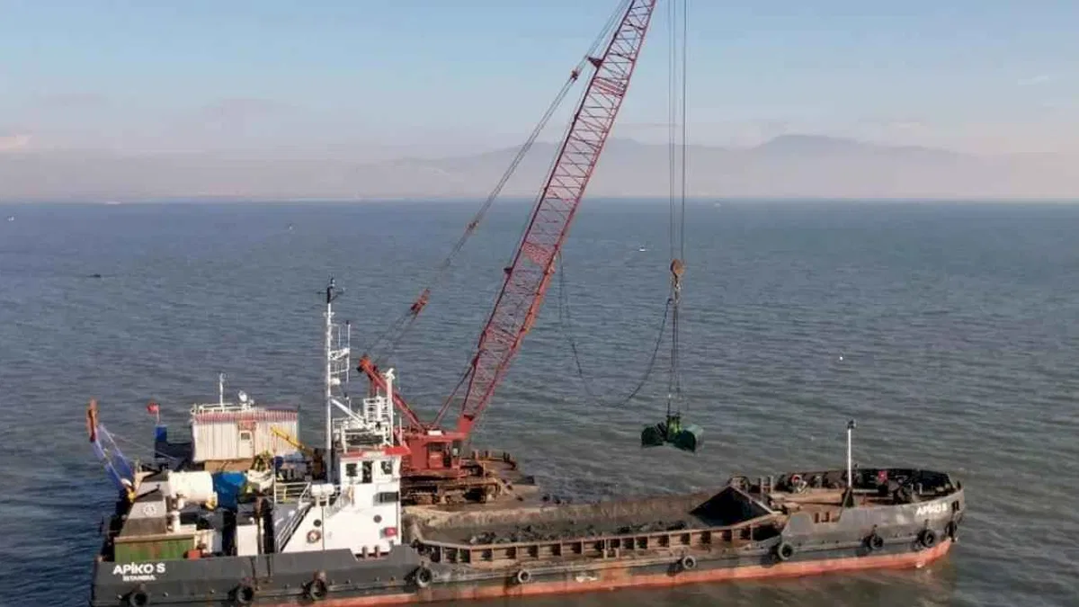 İzmir Körfezi'nden 60 bin ton çamur çıkarıldı