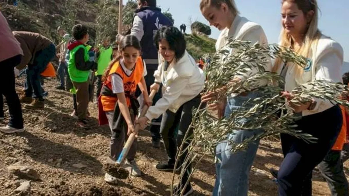 İzmir Güzelbahçe’de 1000 zeytin fidanı toprakla buluştu