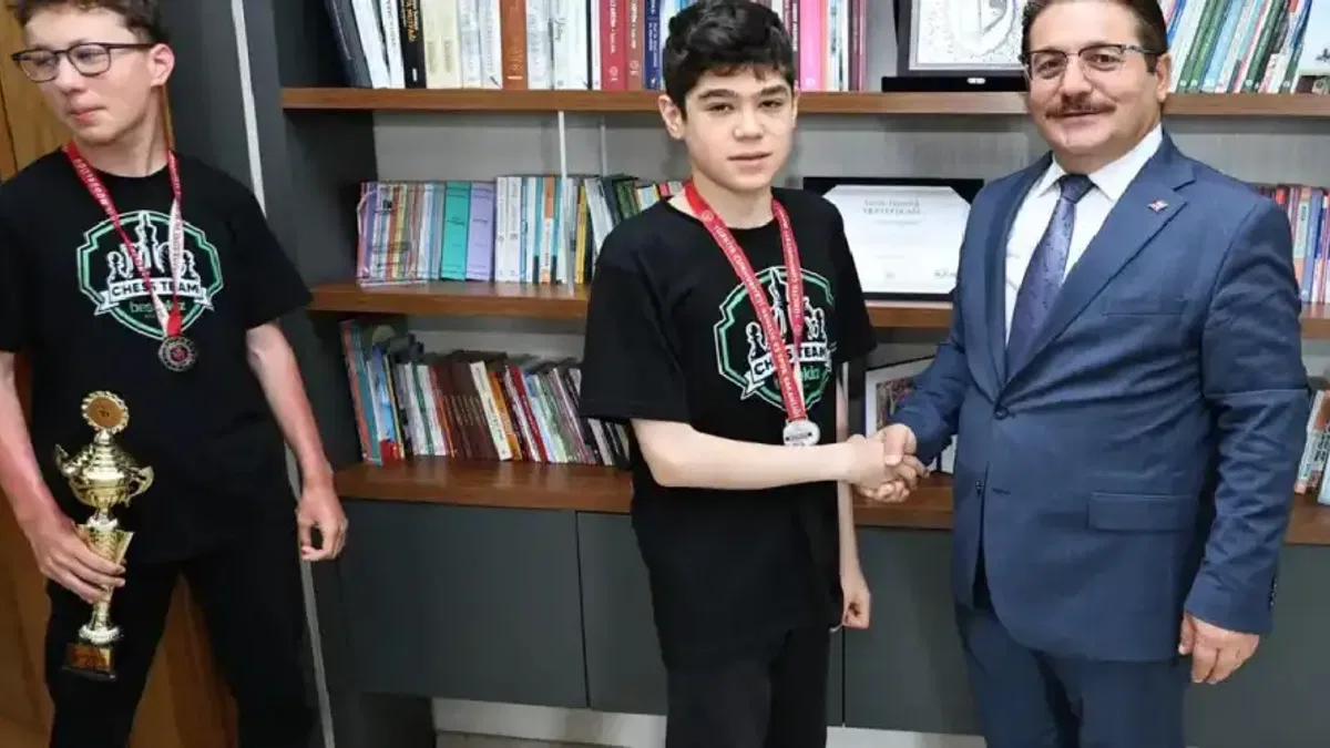 Türkiye ikincisi satranç takımından İl Milli Eğitim'e ziyaret