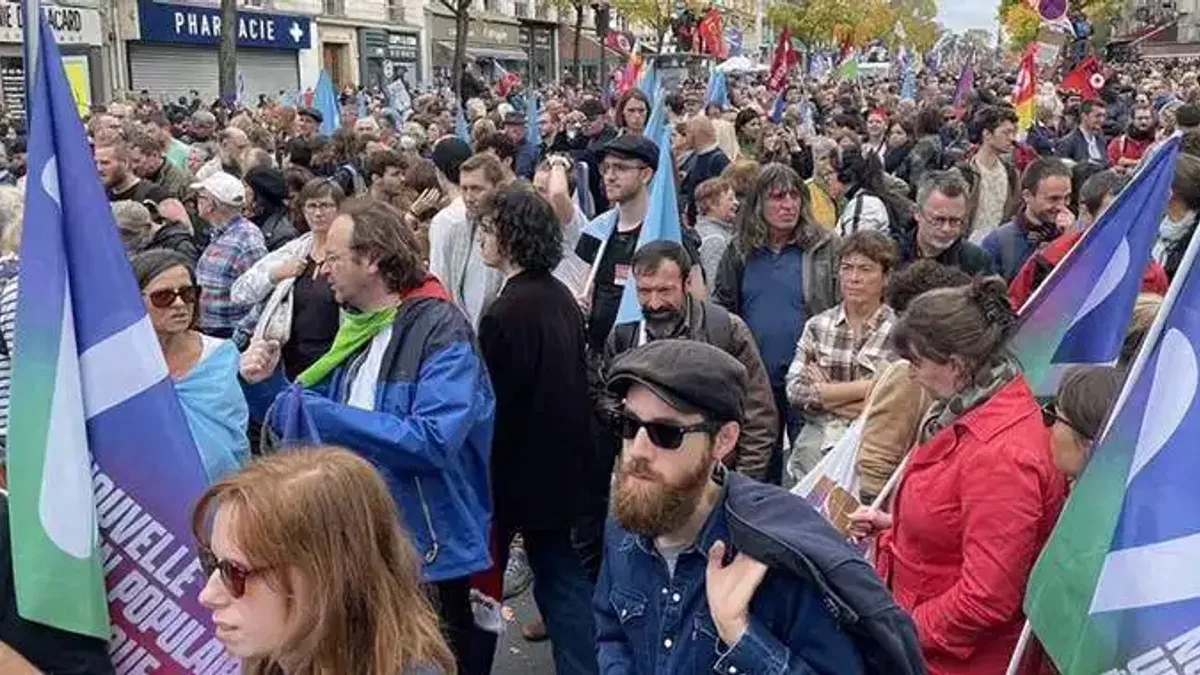 Fransa'da hayat pahalılığını protesto için binlerce kişi sokaklara döküldü