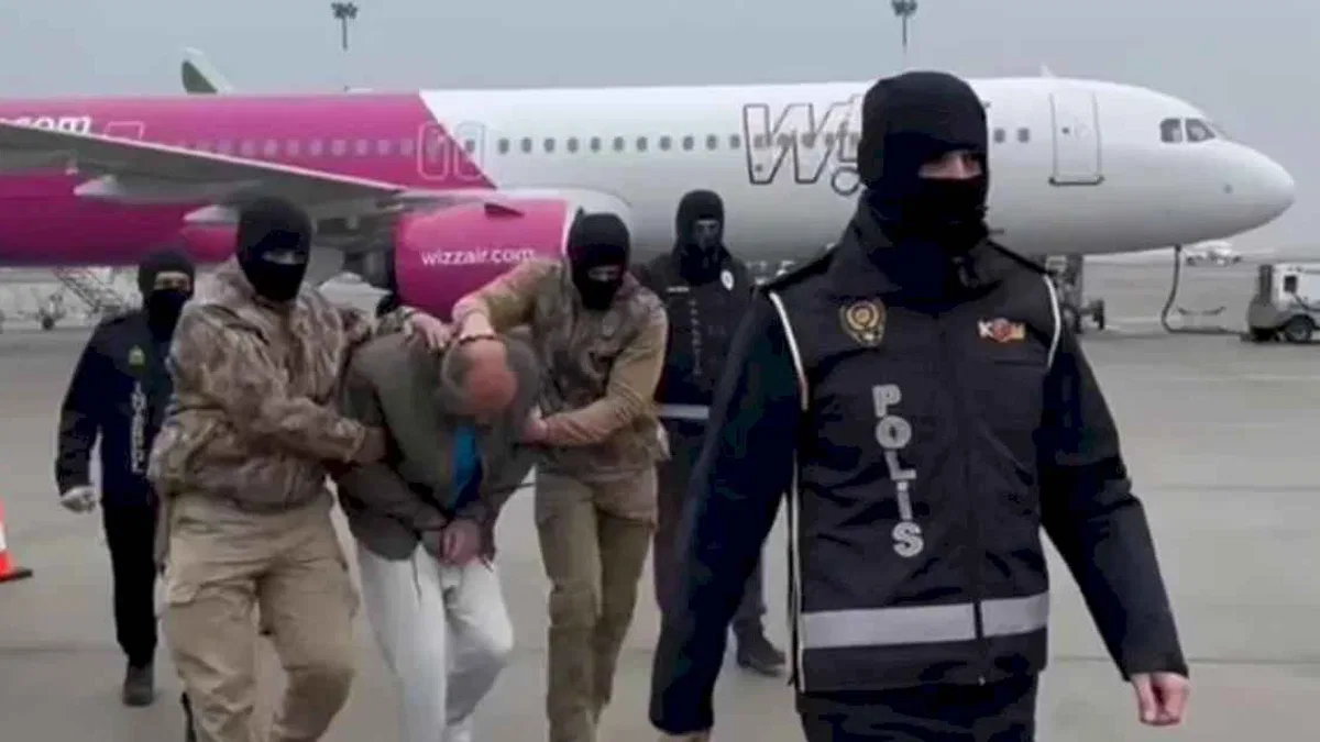 Biri Polonyo'dan, biri Bulgaristan'dan alındı! Kırmızı bültenli iki zanlı Türkiye'ye getirildi!