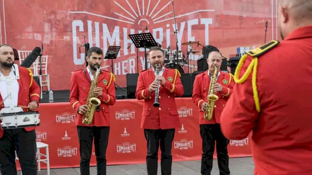 İzmir’de Cumhuriyet coşkusu başladı