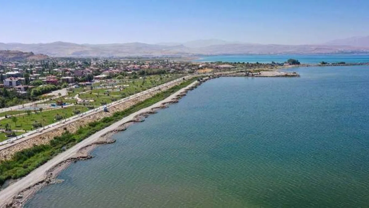 Van Gölü'nün zemininden 400 bin metreküp balçık ve dip çamuru temizlendi