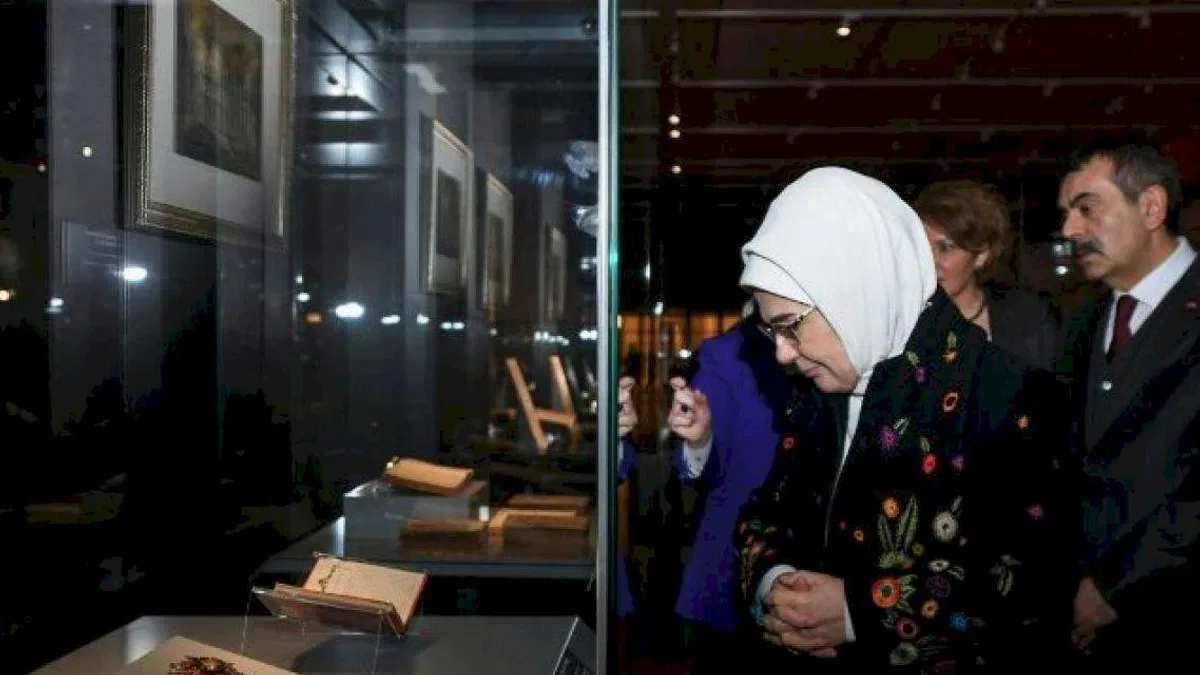 Emine Erdoğan'dan 'Maarif' sergisine ziyaret