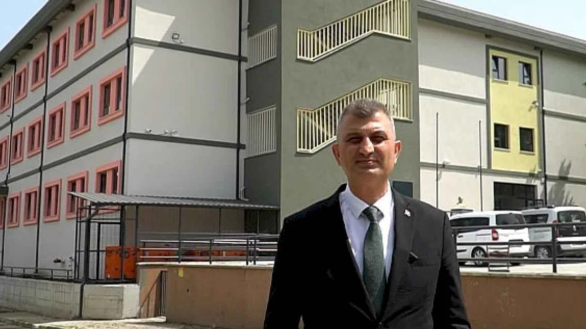 Gölcük Koray Aydın Parkı mevkiinde bulunan atıl haldeki kalıcı iş merkezi, Gölcük Belediyesi'nin girişimleri sonucunda eğitim yuvasına dönüştü