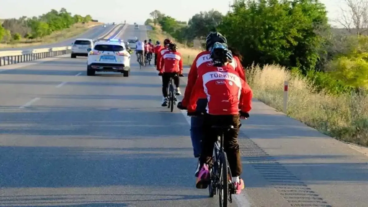 Konya'dan 7'si görme engelli 20 kişi Ankara'ya pedal çevirdi