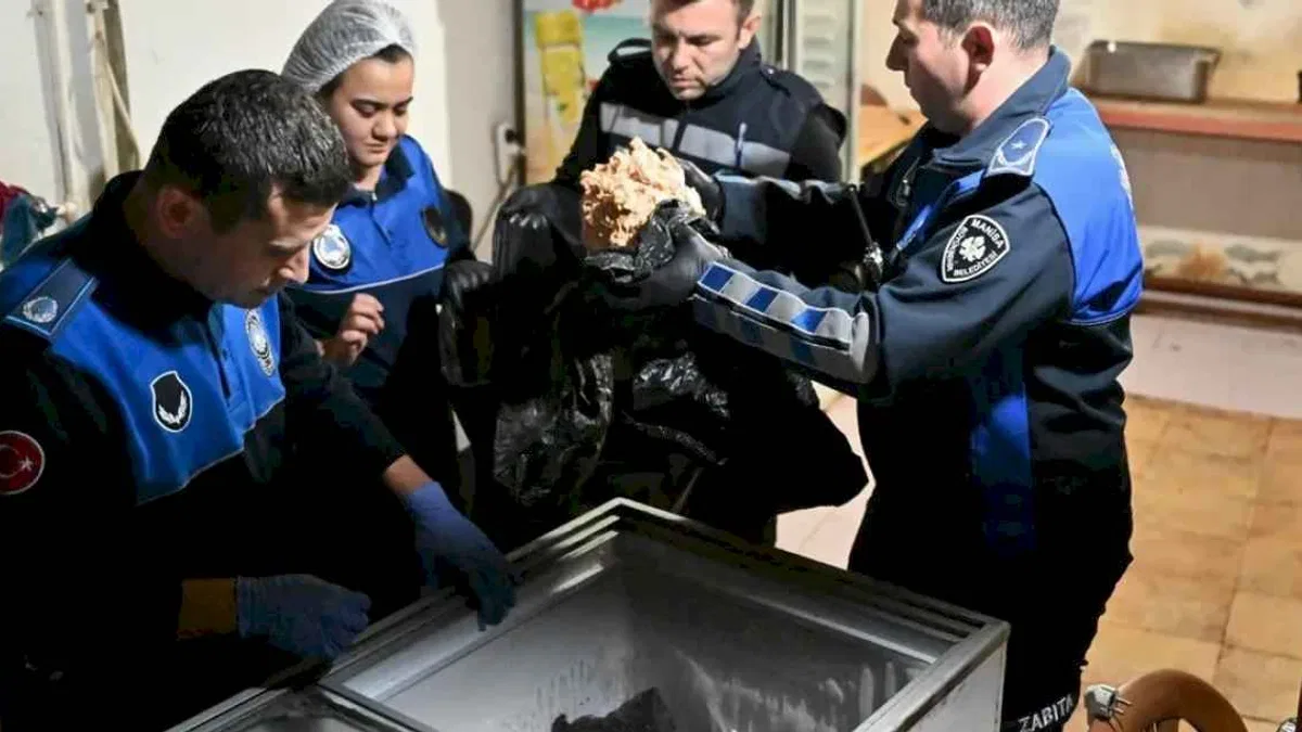 Manisa'da 150 kilo pişmiş tavuk eti ele geçirildi! İşletme mühürlendi