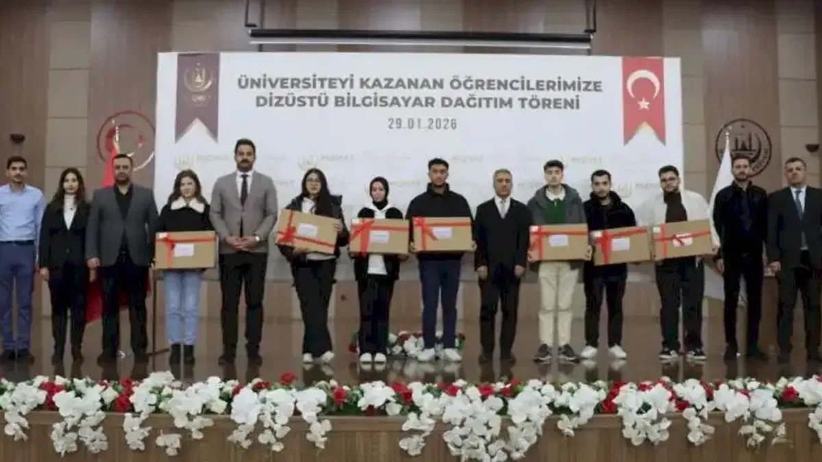 Midyat’ta üniversitelilere 252 dizüstü bilgisayar desteği