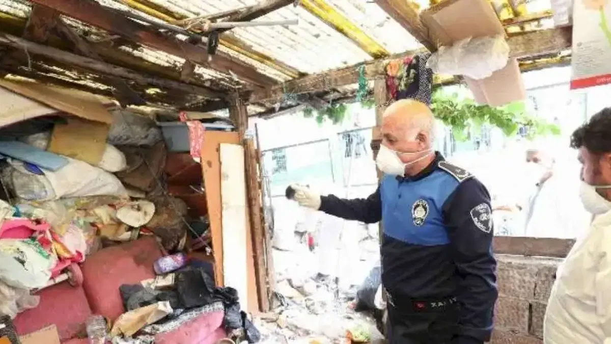 Gebze Zabıtası'ndan çöp ev tahliyesi