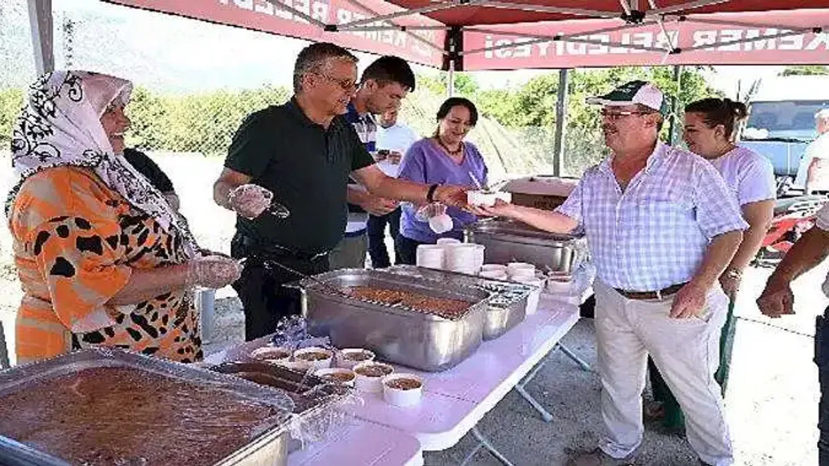 Başkan Topaloğlu vatandaşlara aşure ikram etti