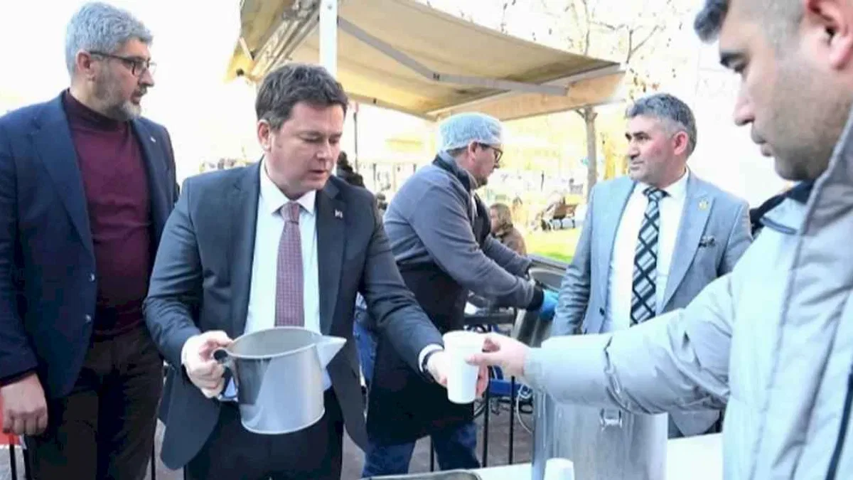 Erkan Aydın'dan vatandaşlara çorba ikramı