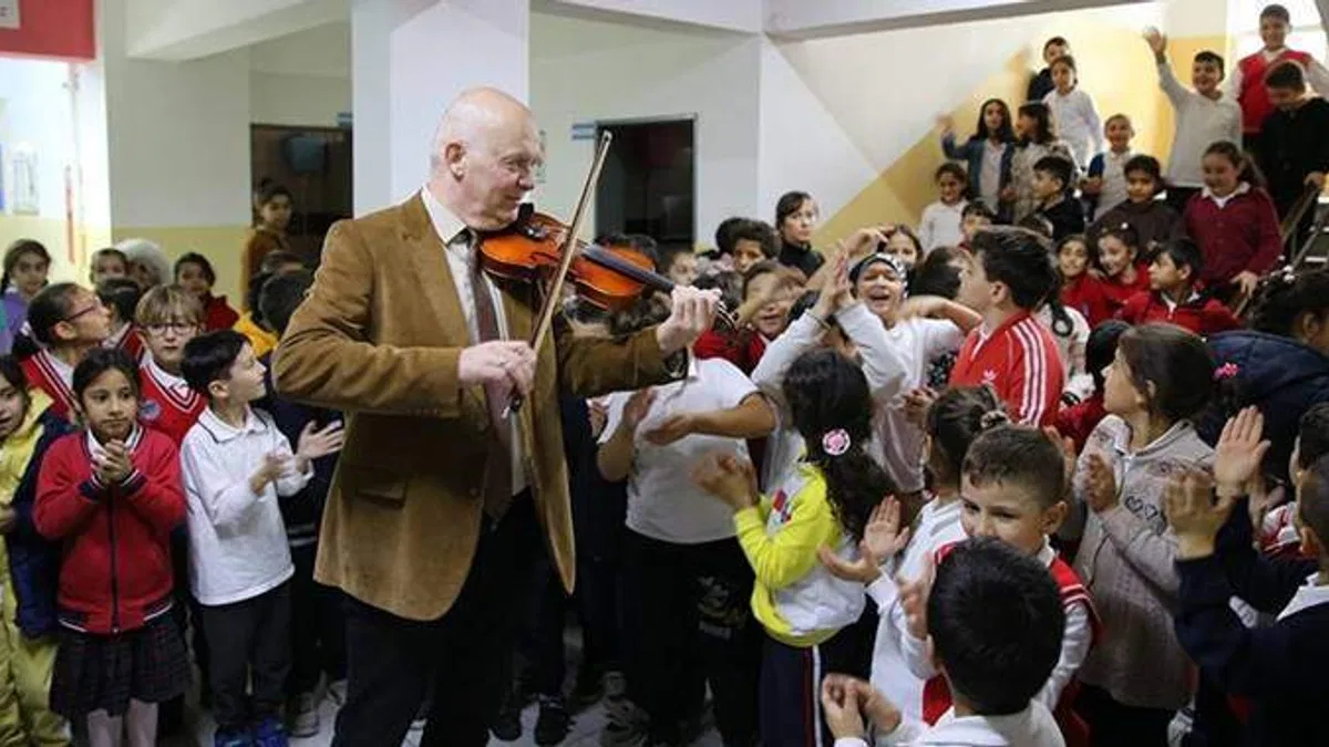 Teneffüste kemanıyla çaldığı ezgilerle öğrencilerinin hayatına dokunuyor