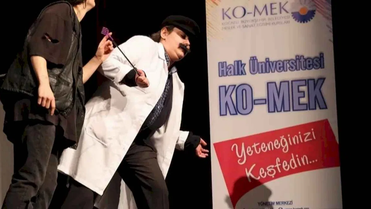 KO-MEK kursiyerlerine sahnede tam not