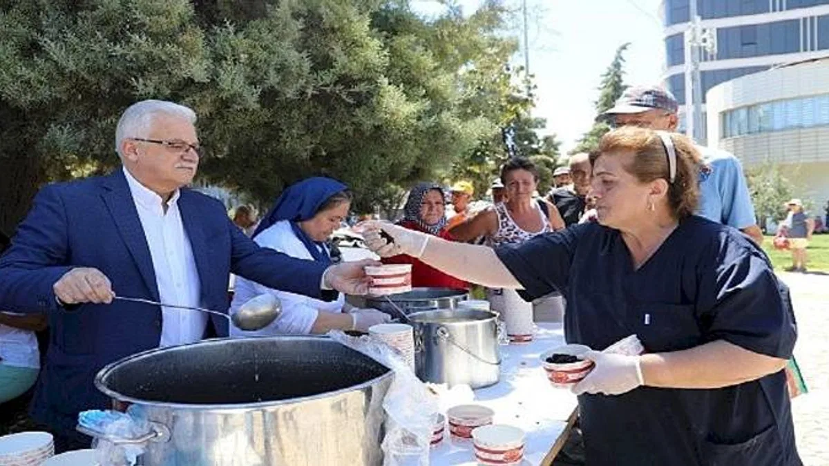 Burhaniye Belediyesi'nden Geleneksel Aşure Hayrı