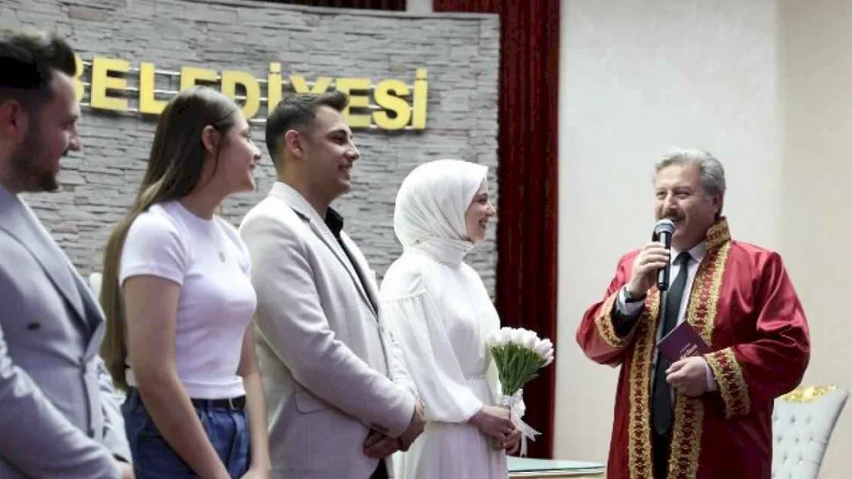 Başkan Palancıoğlu, genç çifte sürpriz yaparak nikahlarını kıydı