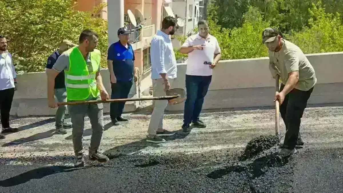 İzmir Narlıdere’de asfalt çalışmaları hız kesmeden sürüyor