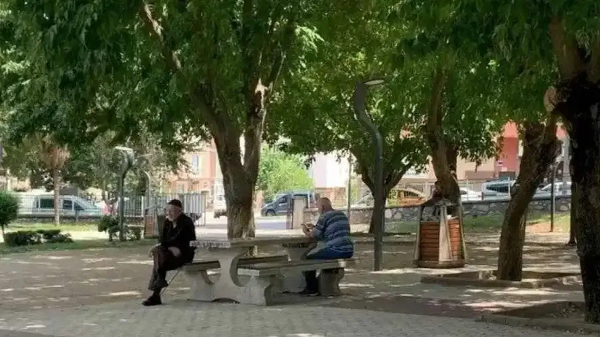 Kestel halkı belediye parkında yorgunluk atıyor