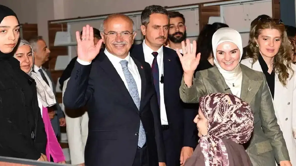 Bakan Göktaş'tan Malatya Şehir Kütüphanesi'ne tam not