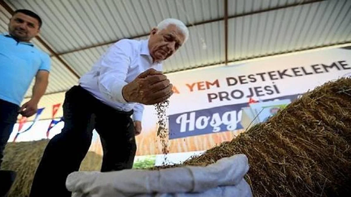 Muğla Büyükşehir Belediyesi Kaba Yem Desteği projesi ile piyasa değeri yaklaşık 3 Milyon TL olan kaba yemi üreticilere dağıtıyor