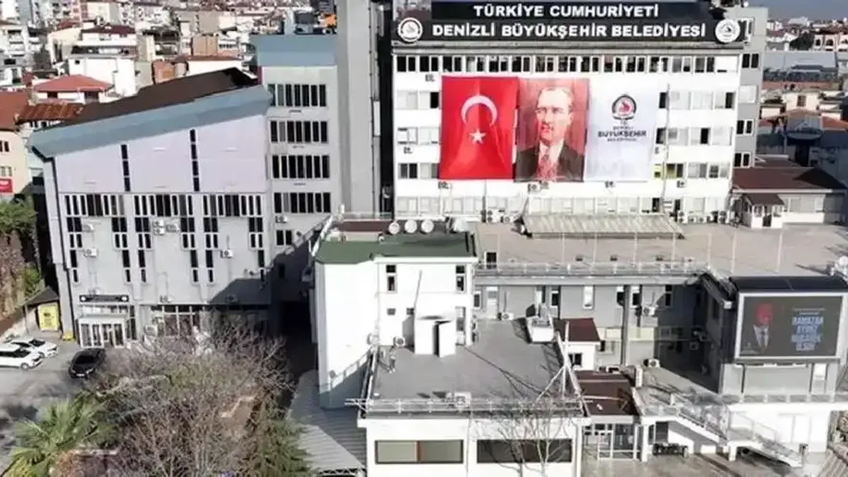 Denizli Büyükşehir’den öğrencilere test kitabı desteği