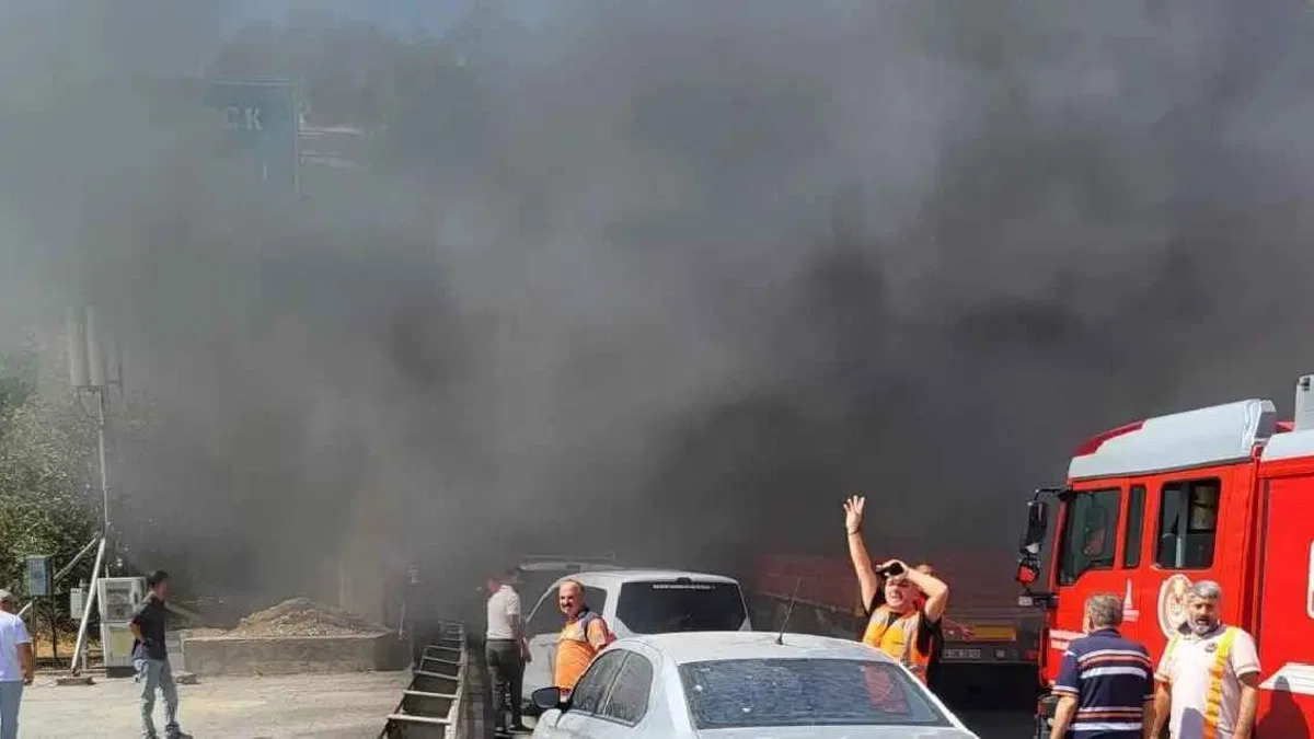 Bayraklı Tünelleri’ndeki tır yangını kısa sürede söndürüldü