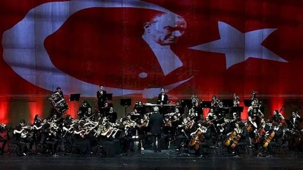 Sabancı Topluluğu, Cumhuriyet'in 100'üncü yılını Şef Cem Mansur yönetiminde Türkiye Gençlik Filarmoni Orkestrası ile kutladı