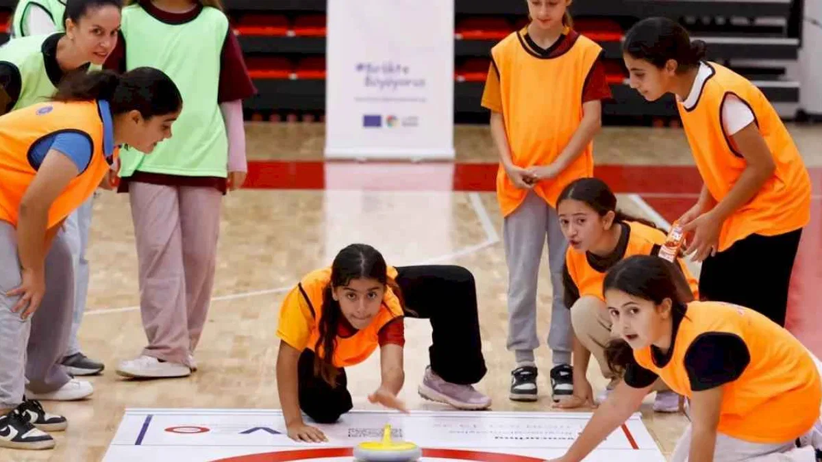 Antalya’da kız çocukları 'Floor Curling' ile tanışıyor