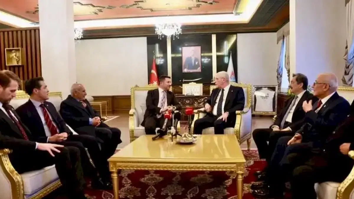 Müsavat Dervişoğlu orucunu Nevşehirlilerle açtı