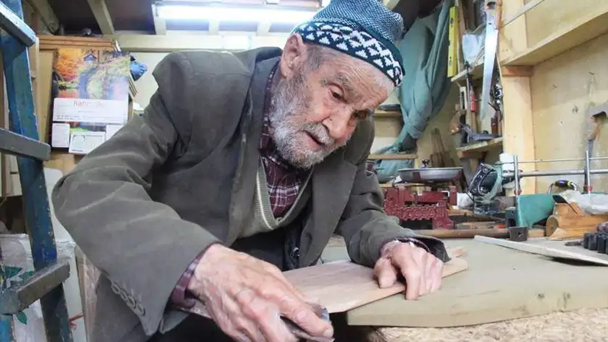 Karaman'ın 'marangoz dedesi' 74 yıldır çalışıyor