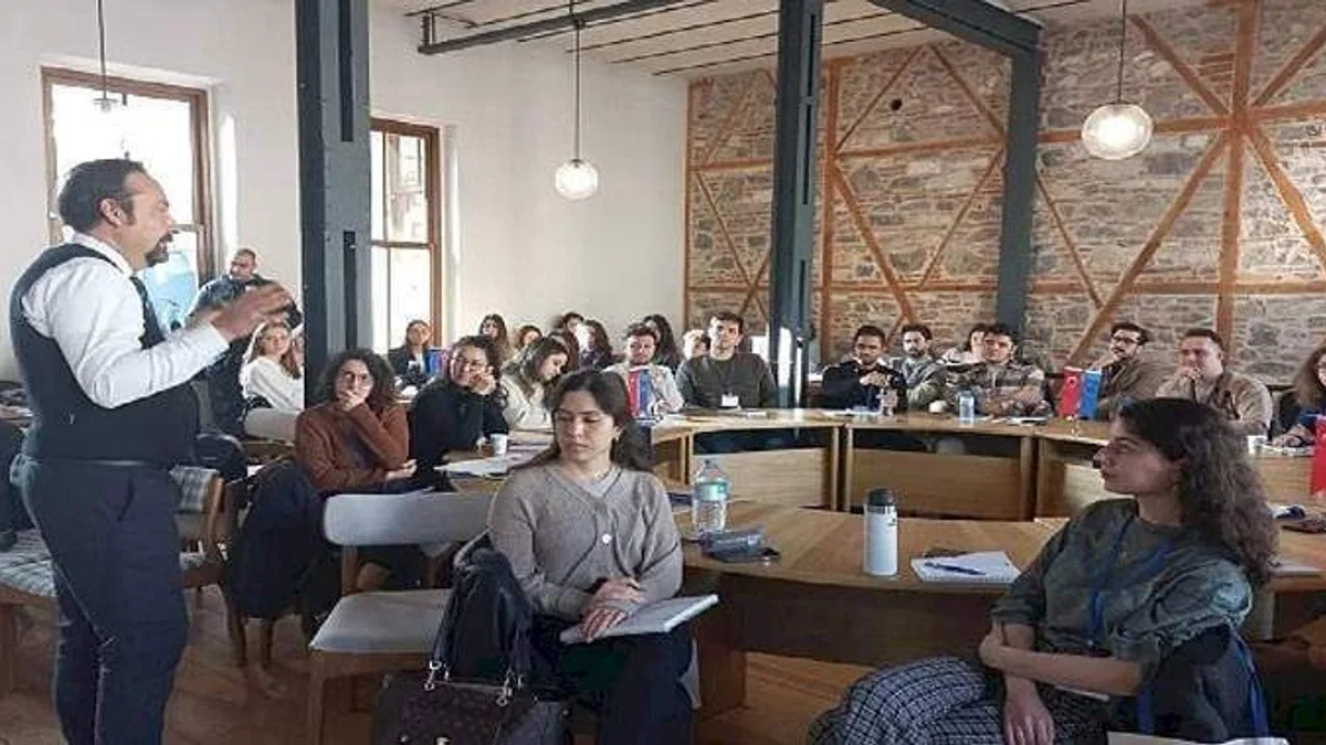 Genç elçiler İzmir'in geleceği için proje üretiyor