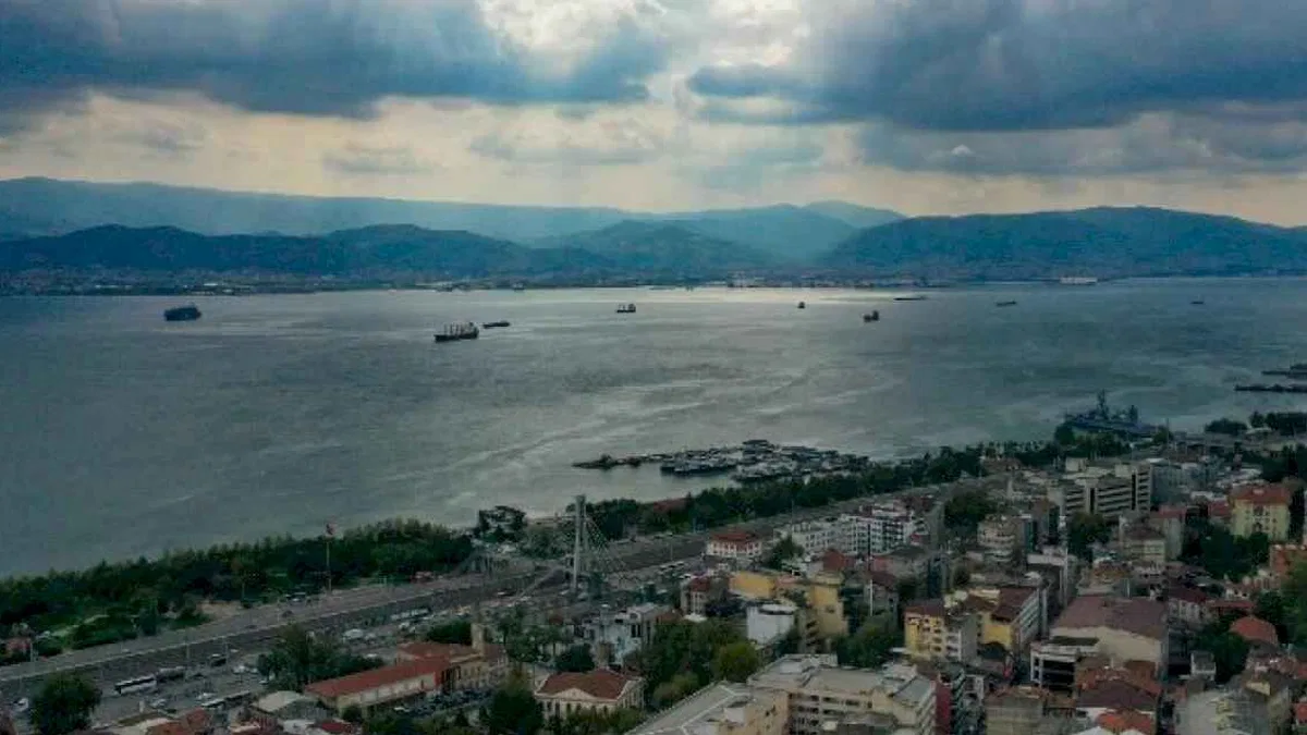 Kırmızıya dönen İzmit Körfezi'nde inceleme