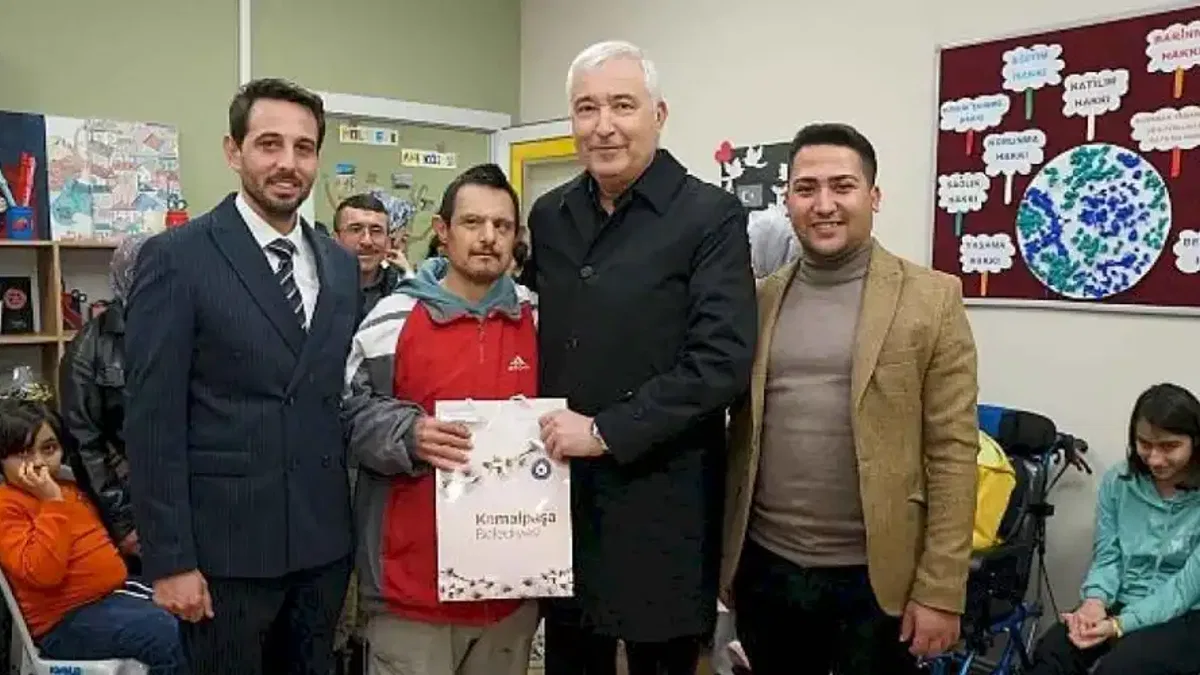 Dünya Engelliler Günü'nde, Kemalpaşa Belediye Başkanı Mehmet Türkmen özel gereksinimli bireyler ile bir araya geldi