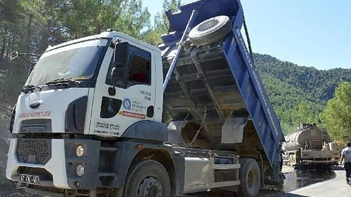 Çaltılıçukur ve Murtiçi Grup Yolunda Sathi Asfalt Çalışması