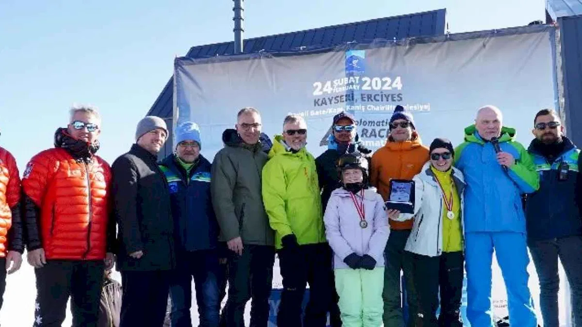 Erciyes’te heyecan dolu diplomatik kayak ve snowboard yarışı