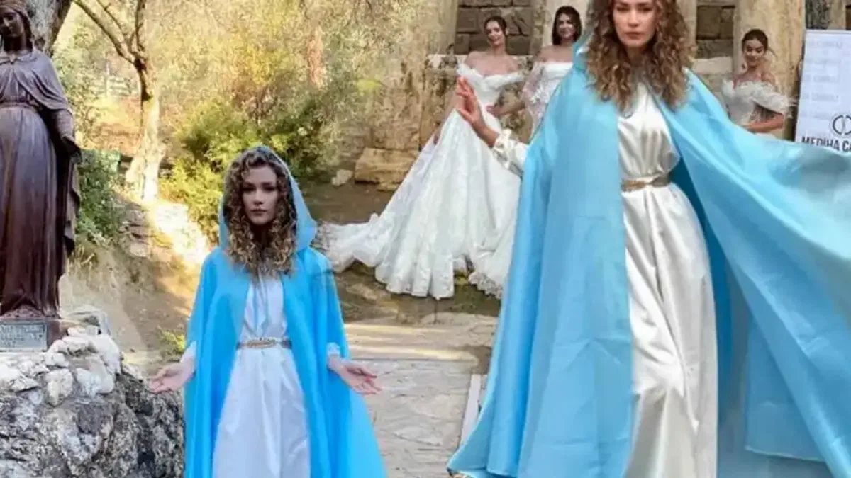 Meryem Ana, 250 bin dolarlık kıyafetiyle tarihi bir kez daha yaşattı... Hierapolis, Efes ve Meryem Ana'da tarihi gün