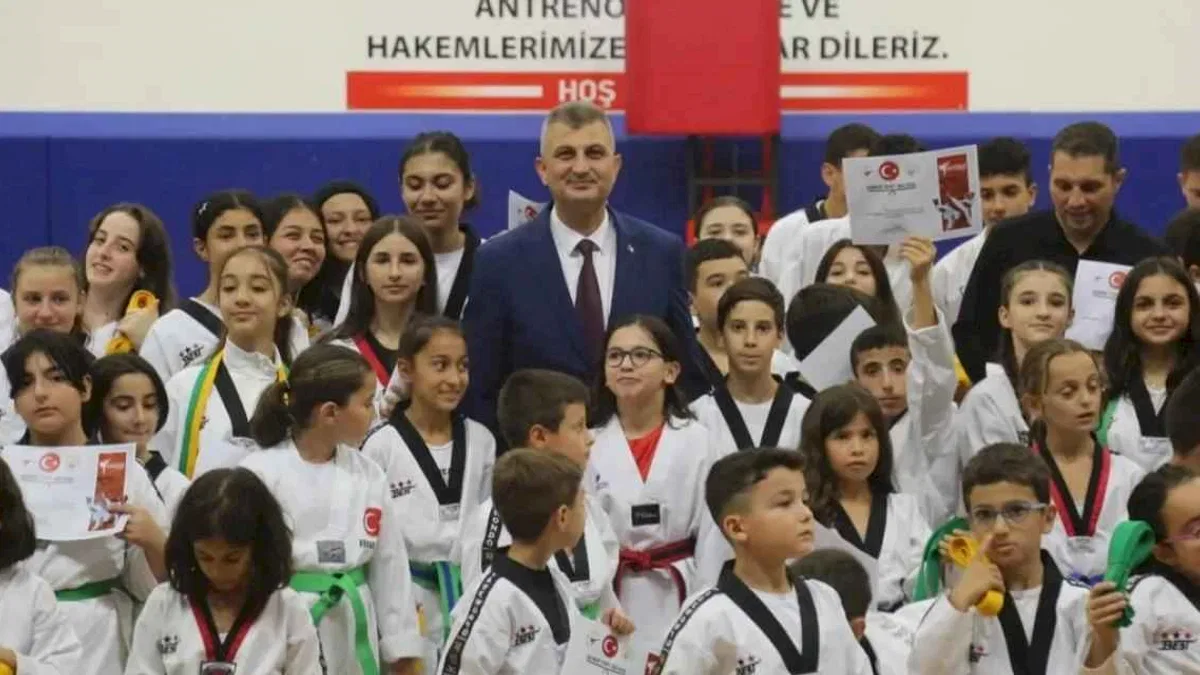 Gölcük Belediyesinde 330 taekwondo sporcusu kuşak atladı