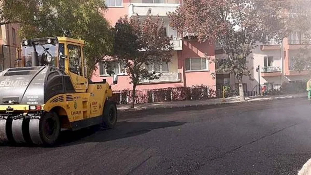 6 Ayda 122 Sokakta Tam Kaplama Asfalt Çalışması