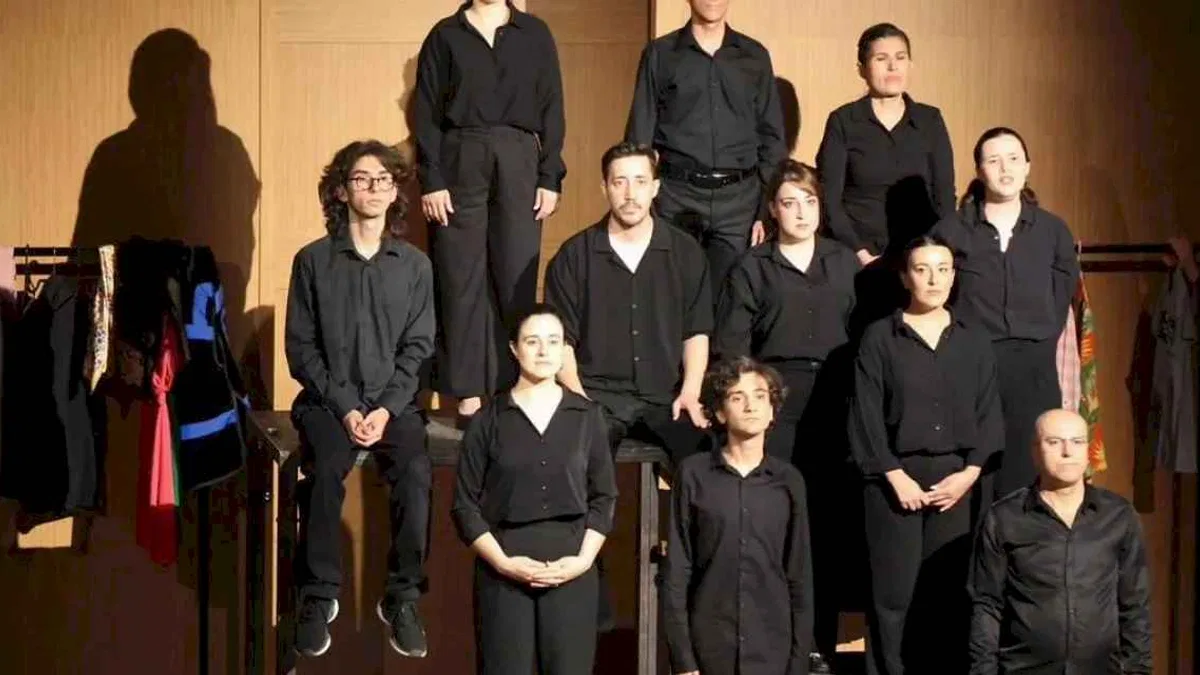 İzmir'de Kent Tiyatrosu kursiyerlerinden alkışlık performans