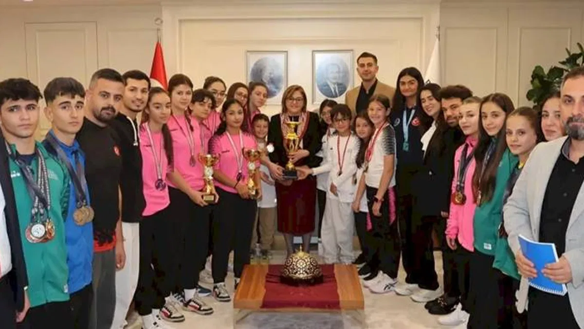 Gaziantep’in şampiyon sporcuları Başkan Şahin’i ziyaret etti