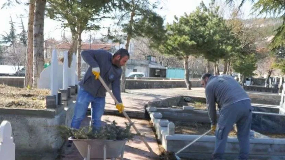 Kayseri Melikgazi'de mezarlıklarda bayram temizliği