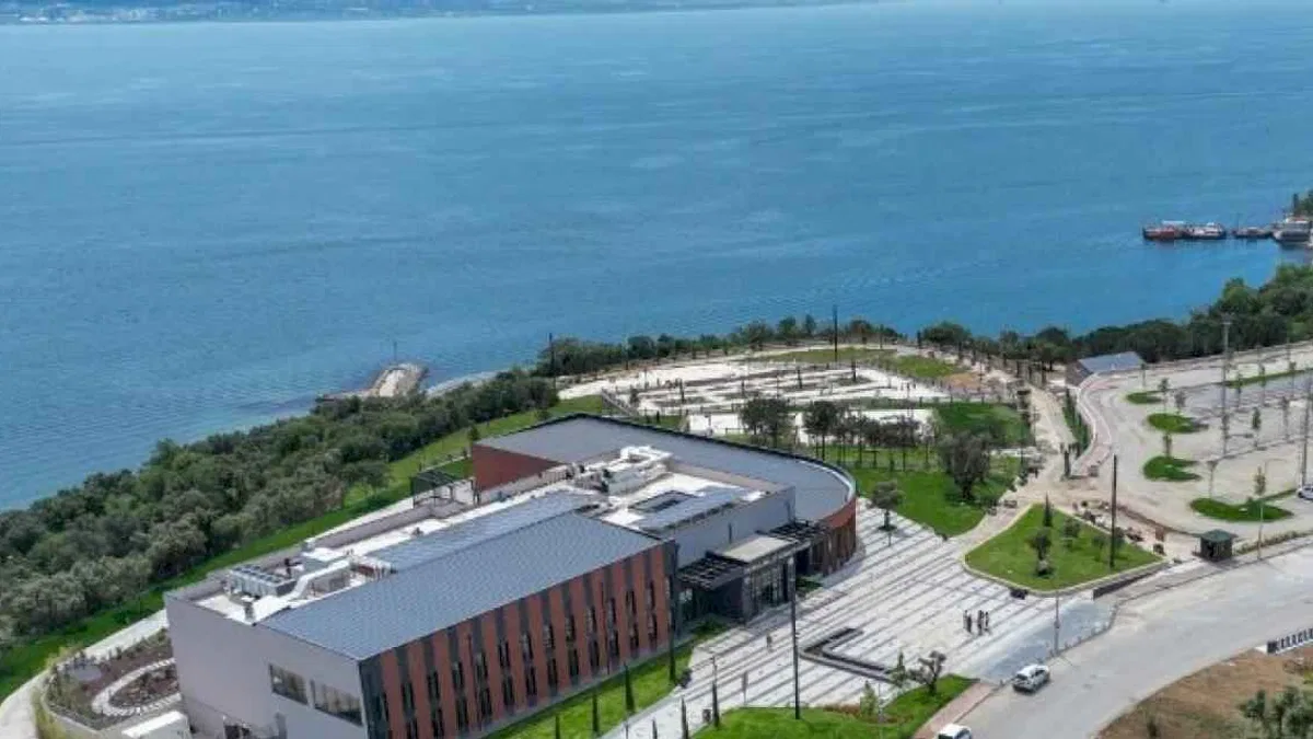 Kocaeli’nin manzaralı kütüphanesi hizmette