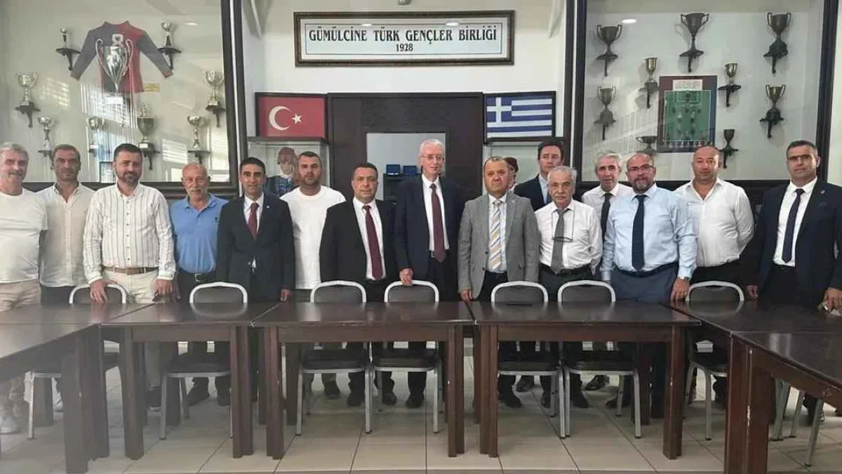 Özcan ve beraberindeki heyet Dr. Sadık Ahmet’in anma törenine katıldı