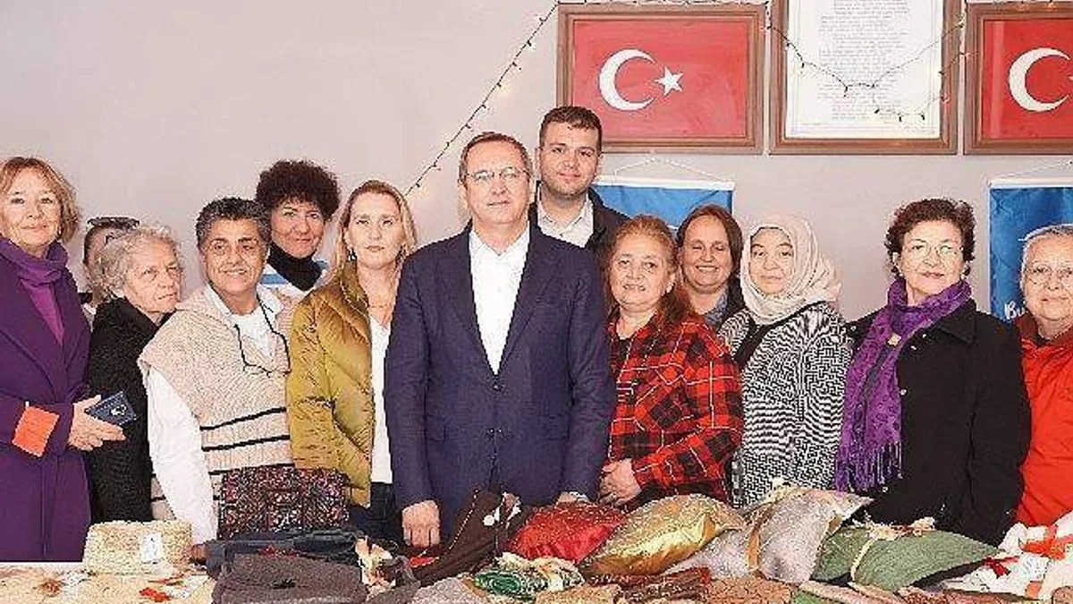 Ayvalık Belediye Başkanı Mesut Ergin ve Eşi Yeni Yıl Hediyelerini Mahalleevleri'nin Yılbaşı Pazarı'ndan Seçti