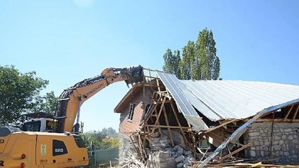 Kaçak Villa İnşaatı Yerle Bir Edildi