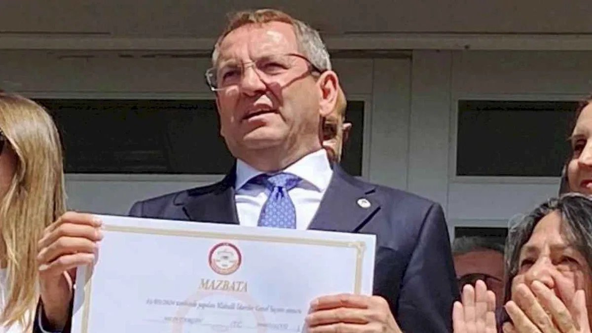 Ayvalık Belediye Başkanı Mesut Ergin mazbatasını aldı